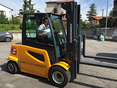 fotogallery 
	Autogru Elettriche
 CARRELLO ELEVATORE ELETTRICO 50 Q.LI, immagine carrello-el3.jpg