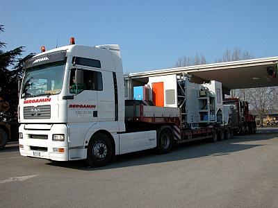 fotogallery 
	Parco Mezzi

	Guarda la Gallery dei nostri Automezzi

	Il nostro parco macchine si rinnova al passo con la tecnologia di nuova generazione nell'ottica di uno sviluppo ecosostenibile.
 Fotogallery, immagine trasporti-11.jpg