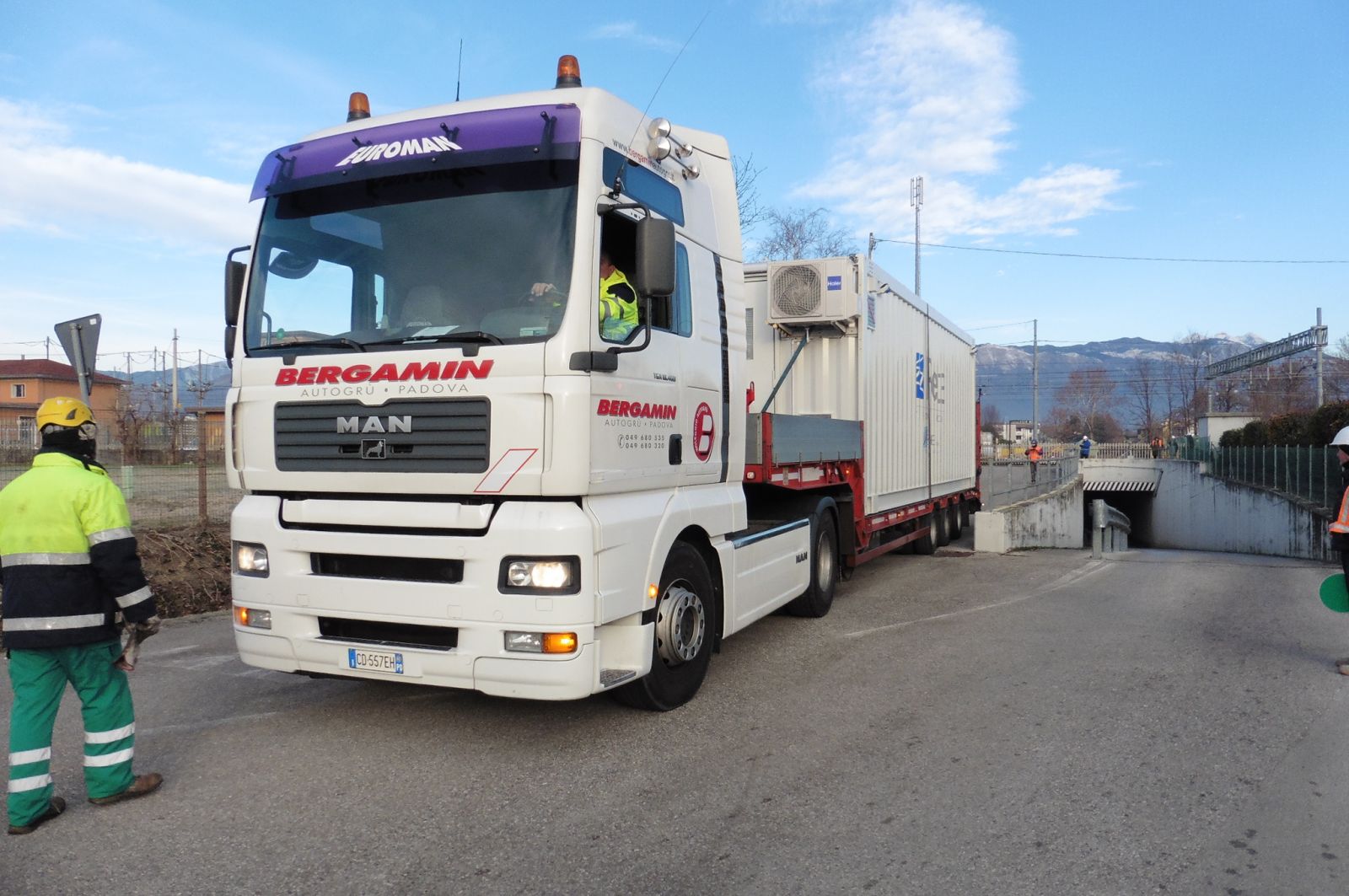 fotogallery 
	Parco Mezzi

	Guarda la Gallery dei nostri Automezzi

	Il nostro parco macchine si rinnova al passo con la tecnologia di nuova generazione nell'ottica di uno sviluppo ecosostenibile.
 Fotogallery, immagine trasporti-15.jpg